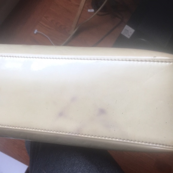 LV  beige Vernis tote - Picture 5 of 9